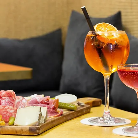 Oh La La ! Bar Bastille 酒店 3*